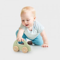 Voiture en bois vert pâle