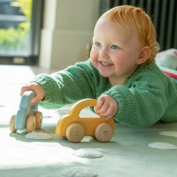 Voiture en bois jaune